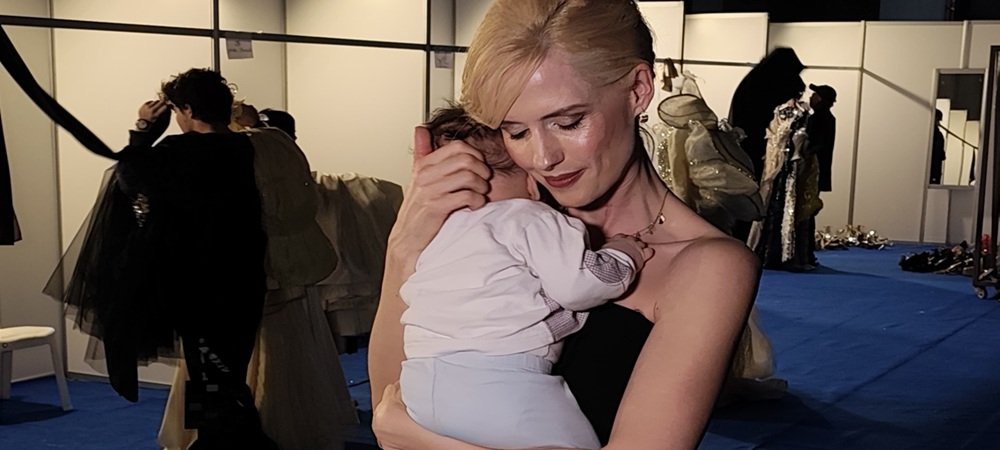 Wilma Elles Defilede Göz Kamaştırdı, Kuliste Oğlunu Uyuttu